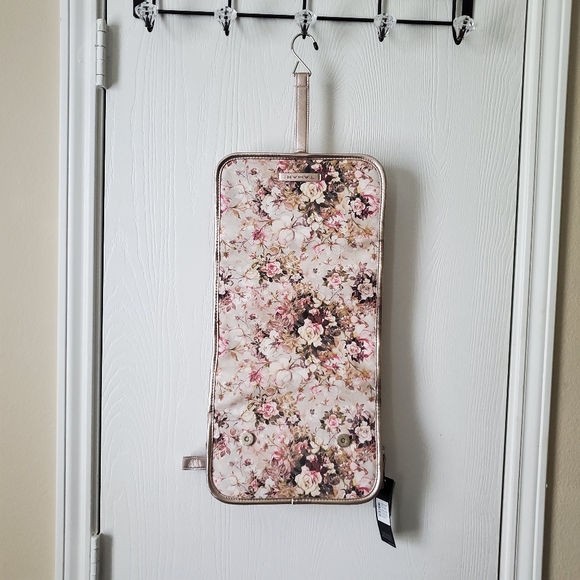 Tahari Winter Rose Travel Kit - Picture 9 of 9